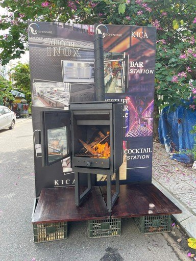 Lò nướng củi cửa kính KICA đang đốt