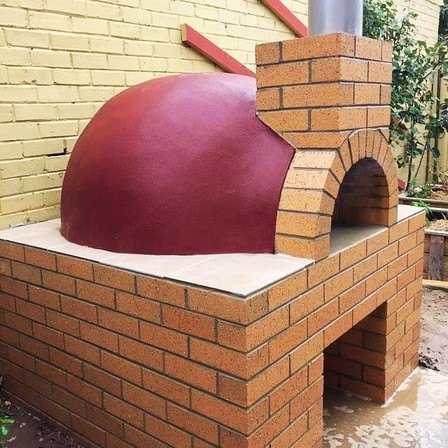 Lò pizza KICA Clasico MM vòm đỏ trên bệ gạch