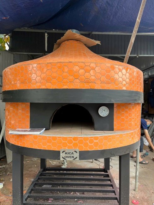 Lò pizza Napoli 1800 ốp gạch cam, ảnh thật tại xưởng Kica's Oven