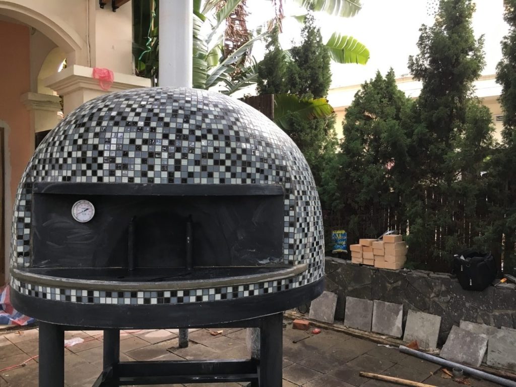 Lò pizza KICA Napoli ốp mosaic đen trắng tại Hội An