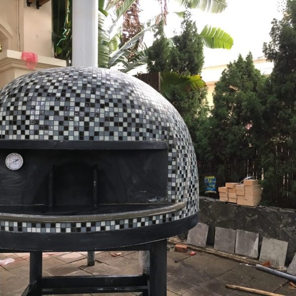 Lò pizza KICA Napoli ốp mosaic đen trắng tại Hội An